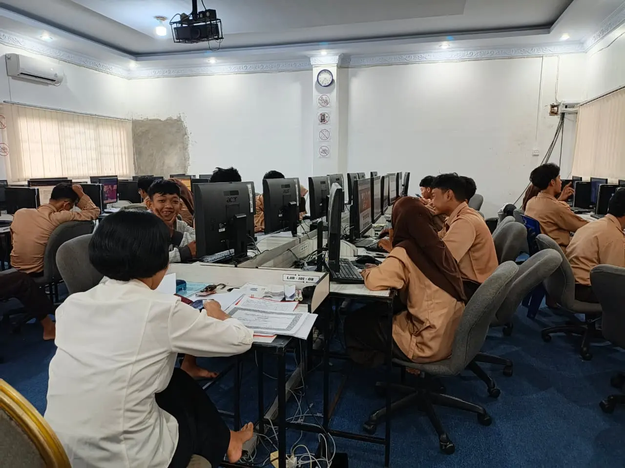 Pelaksanaan Ujian Sekolah (US) Teori di SMK PGRI Pekanbaru Berlangsung Tertib dan Lancar